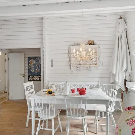 Dom wakacyjny 3 Bedroom Stunning In Dronningmlle