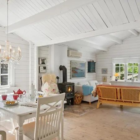 Dom wakacyjny 3 Bedroom Stunning In Dronningmlle Dronningmølle