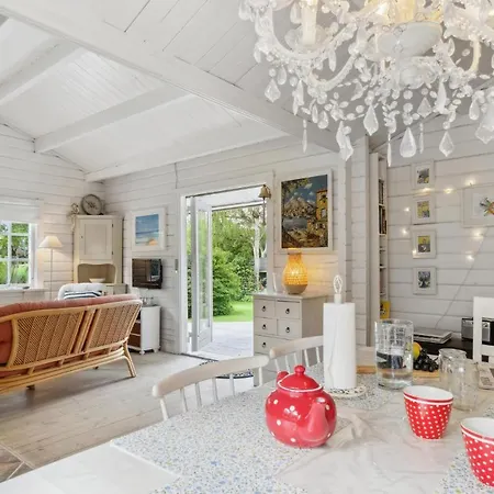 Dom wakacyjny 3 Bedroom Stunning In Dronningmlle *